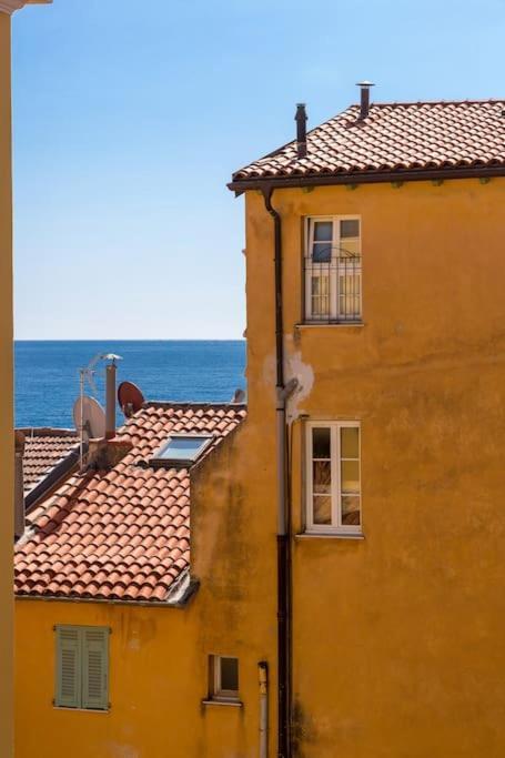 Between The Roofs Of Menton Old Town And The Sea Exterior photo